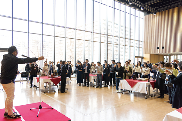 父母交流会後、雄飛ホールで開かれた懇親会の様子